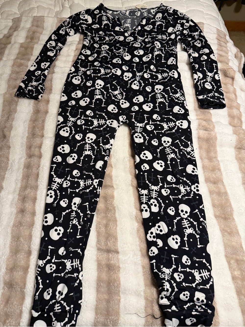Women’s Black Skeleton Print V-neck Fitted Long-sleeve One-Piece Pajamas, Large